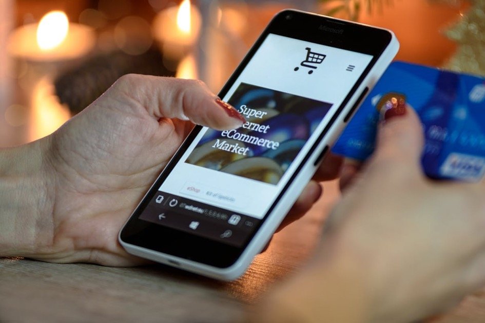 SBI SimplyCLICK credit card — lifestyle photo